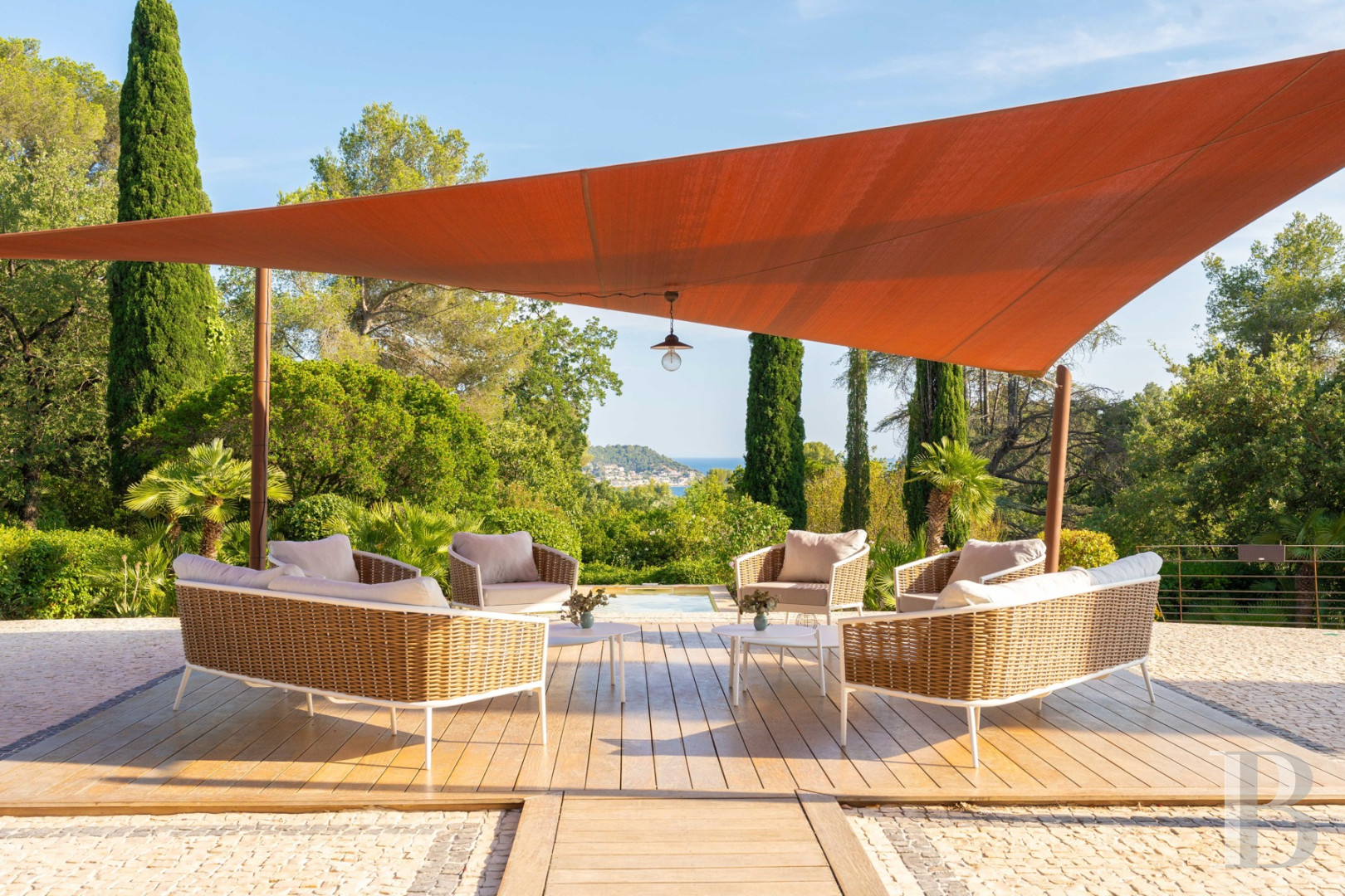 A renovated farmhouse surrounded by extensive grounds leading down to the sea, between Toulon and Hyères on the Var coast - photo  n°26